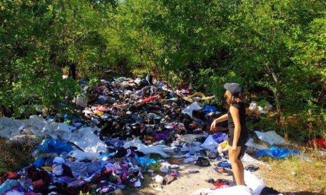 Под Днепром в лесу вывалили фуру секонд-хенда фото