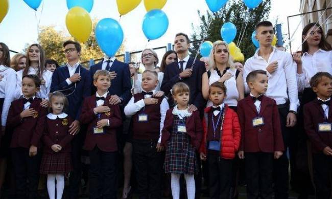 Сегодня 200 тысяч учеников перешли на обучение на украинском языке  фото