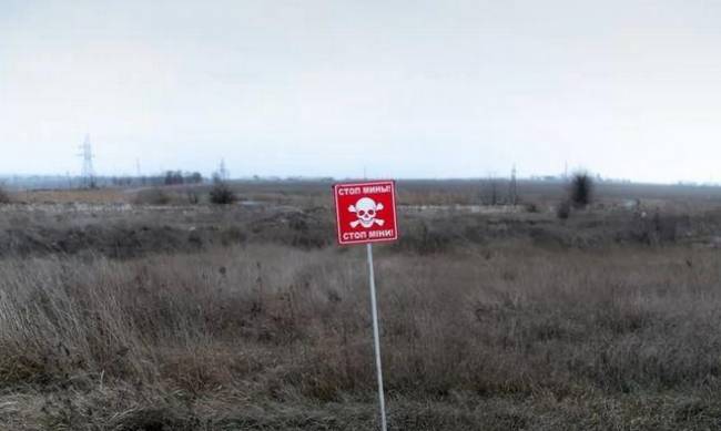 На Донбассе подорвались на мине двое военных фото