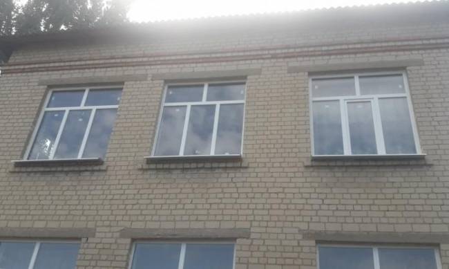 В Мелитопольском районе в гимназии устанавливают новые окна  фото