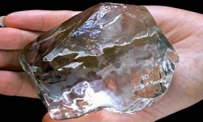 В Украине вырастили самый большой в мире алмаз фото