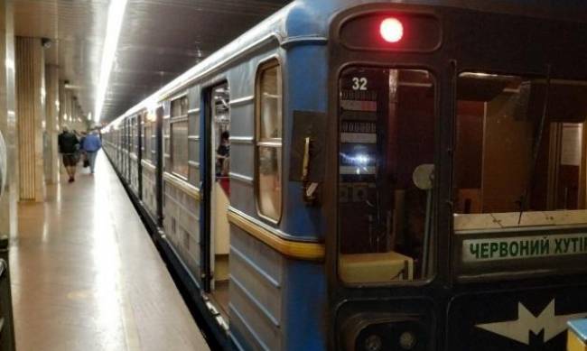 В метро Киева погиб молодой парень: стали известны детали о зацепере фото