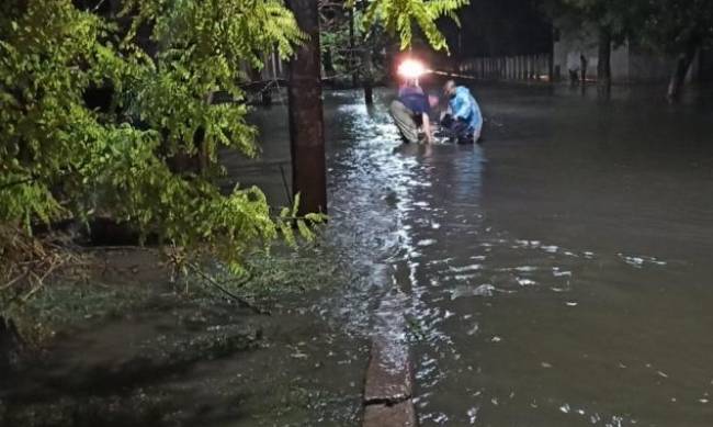 Херсон затопило после сильного ливня: спасатели всю ночь откачивали воду (фото и видео) фото