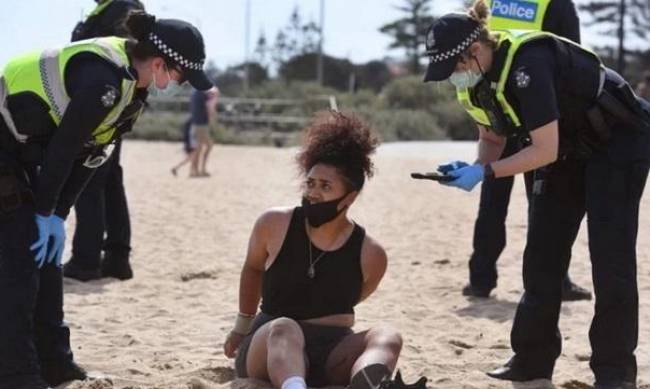 Австралийцы массово вышли в парки и на пляжи вопреки запрету властей фото