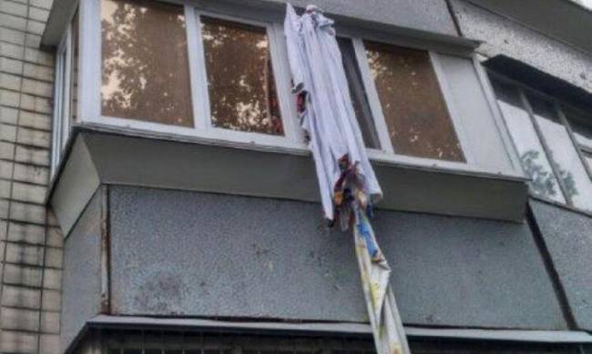 В Киеве мужчина сорвался с балкона, пытаясь сбежать по простыне фото
