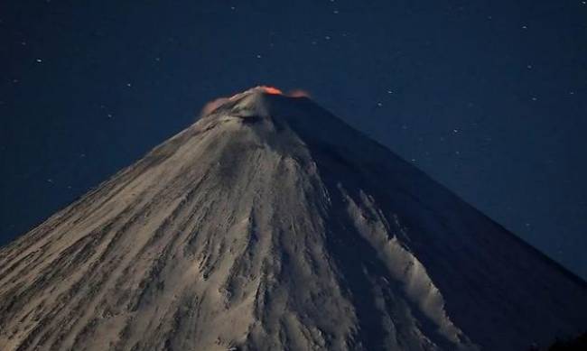 В России очнулся активный вулкан: впечатляющие фото извержения лавы фото