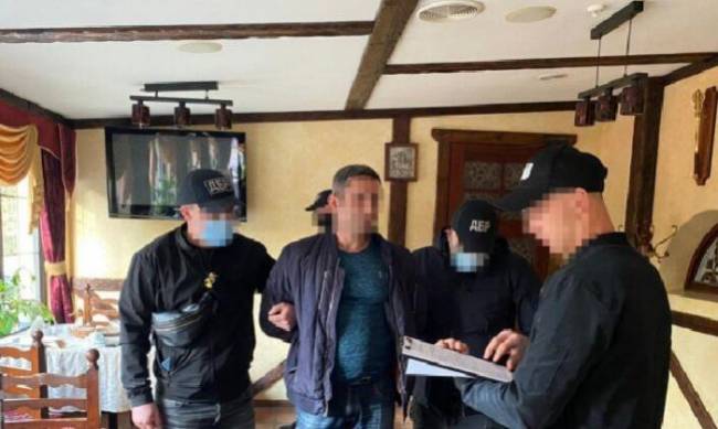 В Харькове сотрудники ГБР требовали 20 тысяч долларов взятки у своего же коллеги фото