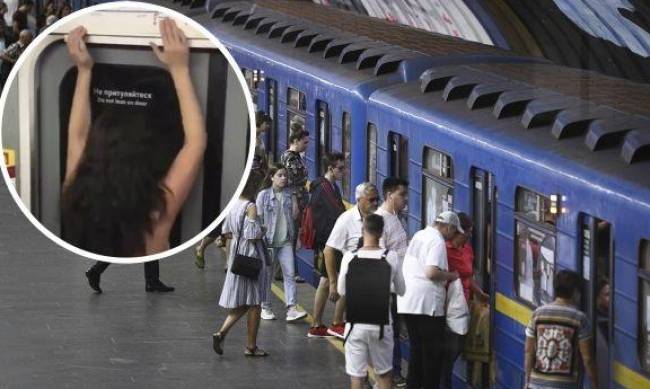 В метро Киева отожгла полураздетая пассажирка: заставила краснеть мужчин  фото
