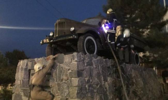 В Бердянске загорелся памятник автомобилистам фото