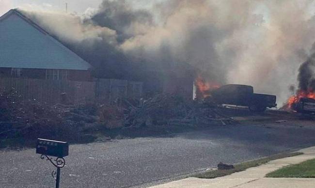 В США военный самолет упал на жилые дома, две жертвы фото