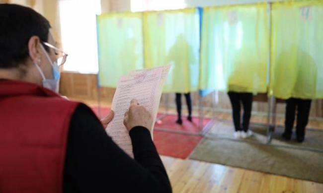 В Донецкой области избиратели собрались на митинг из-за путаницы с бюллетенями фото
