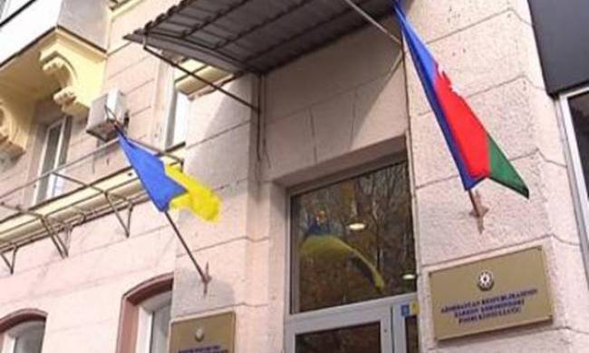 В Харькове напали на консульство Азербайджана фото