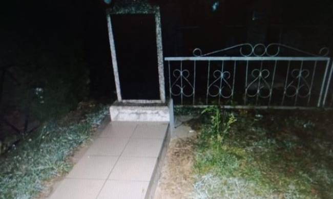 В Конотопе 14-летнюю девочку изнасиловали на кладбище фото