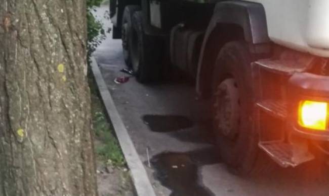 В Киеве мусоровоз задавил насмерть мужчину: жуткий момент попал на видео фото