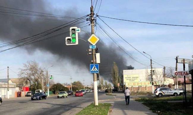Горят шины: в Мелитополе тушат масштабный пожар  фото