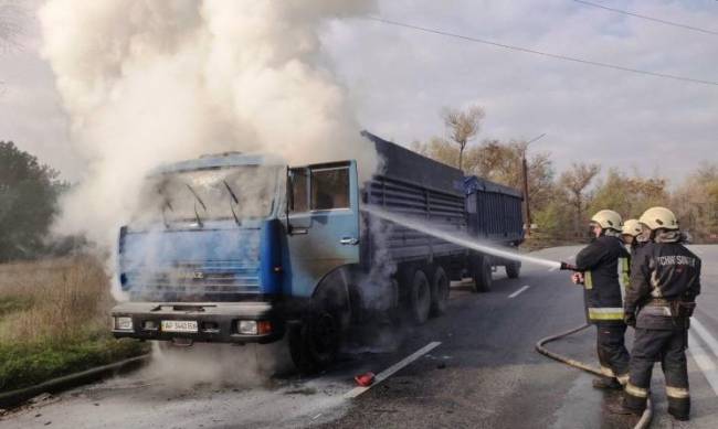 В Запорожье на острове Хортица во время движения загорелся «КАМАЗ» фото