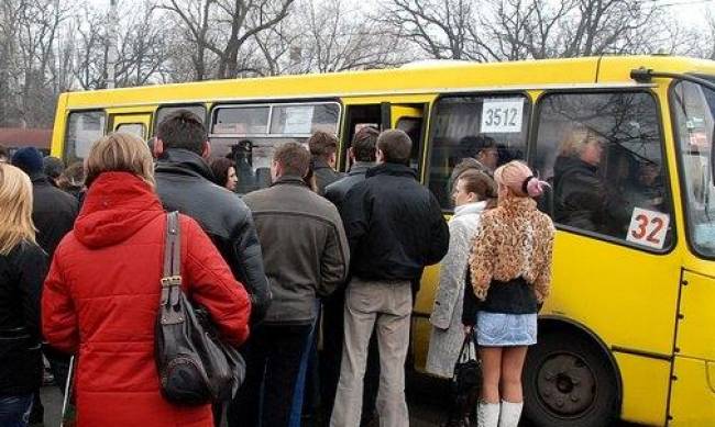 Транспортный коллапс в Запорожье: женщина прождала маршрутку два часа фото
