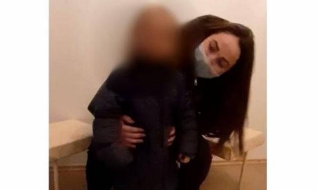 Я соседка и не уверена, что этот ребенок жив, - в Херсоне полиция изъяла у неадекватной матери 3-летнюю девочку фото