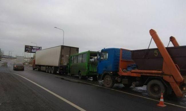 В Харькове маршрутка попала в ДТП с двумя фурами, есть пострадавший фото