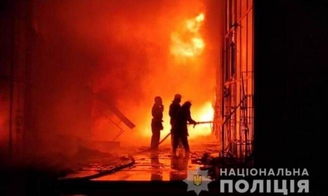Возможной причиной пожара на ТЦ Барабашово в Харькове назвали поджог фото