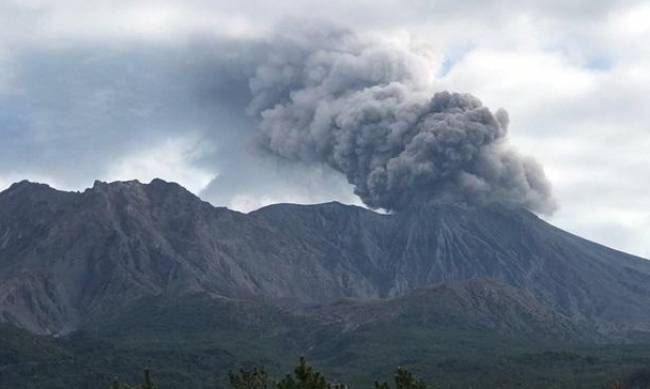 В Японии произошел взрыв вулкана фото