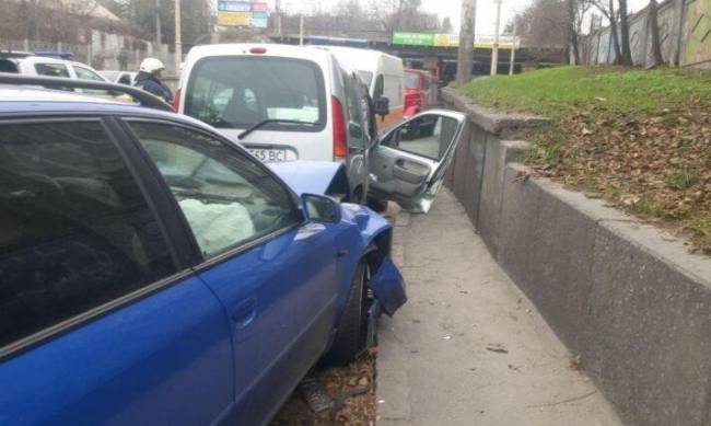 Серьезное ДТП в Запорожье: женщину зажало в салоне авто фото