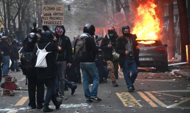 95 задержанных и 65 раненых: во Франции с новой силой вспыхнули протесты фото
