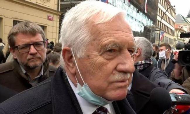 В Чехии оштрафовали экс-президента за маску на подбородке фото