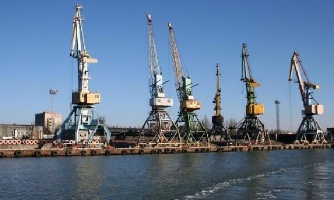 В Бердянске из-за шторма ограничили работу морского порта фото