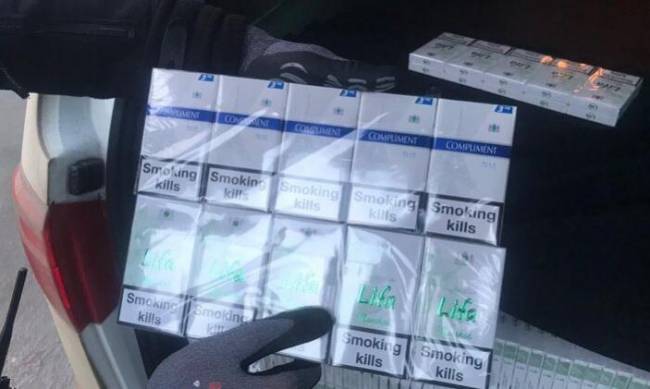 Дипломат пытался вывезти из Украины партию контрабандных сигарет в Венгрию фото