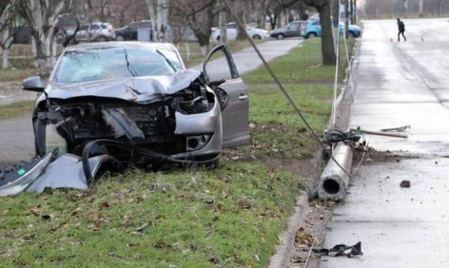 В Запорожской области автоледи из-за гололеда врезалась в бетонный столб фото