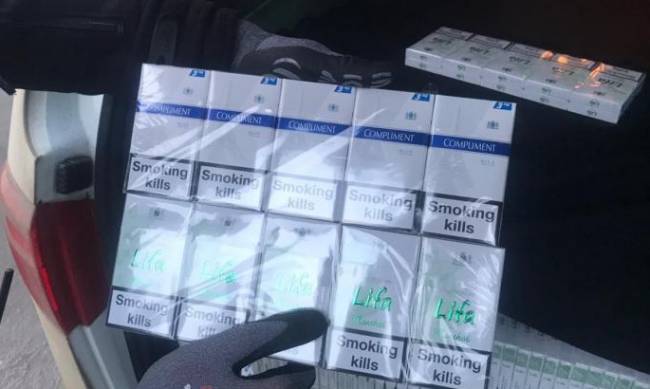 Бывший венгерский дипломат попытался нелегально вывезти из Украины сигареты фото