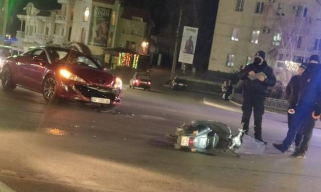 В Мелитополе скутерист попал под колеса иномарки фото
