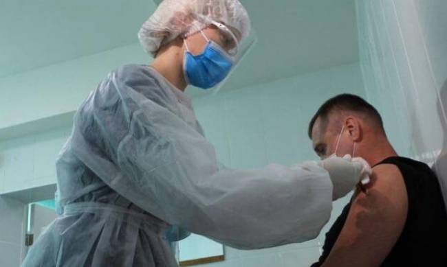 В Крыму началась вакцинация медиков российской вакциной, за ними препарат получат учителя фото