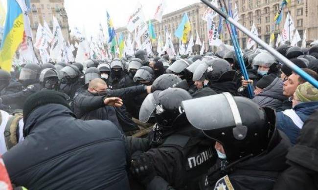 Протест ФОПов: на Майдане пострадали около 40 полицейских фото