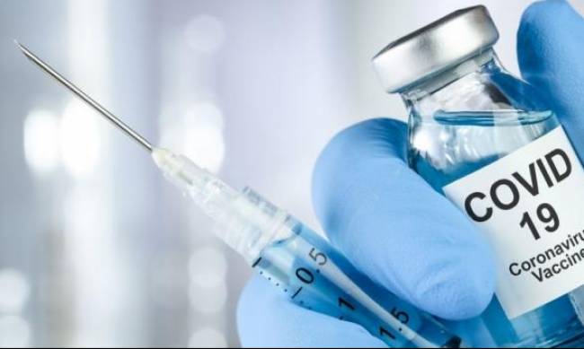 В США медсестра потеряла сознание через несколько минут после прививки от коронавируса  фото