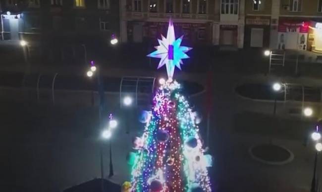 В Бердянске открыли елку онлайн  фото