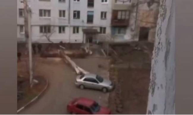 Запорожские коммунальщики чуть не уничтожили автомобиль  фото