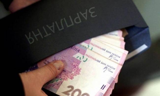 Средняя зарплата украинцев за месяц упала почти на 200 гривен фото