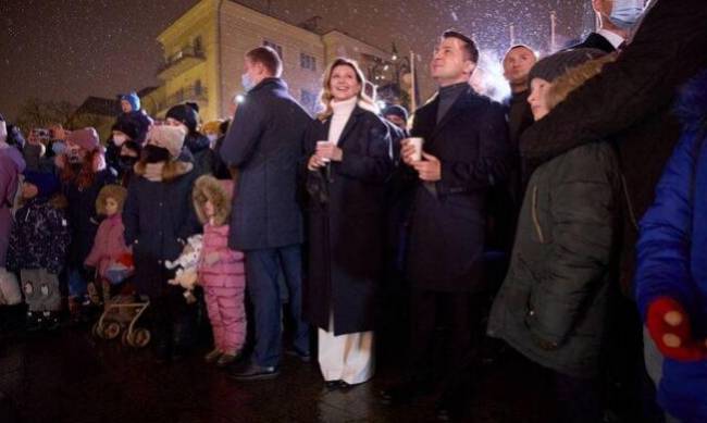 Президент Зеленский записывает новогоднее поздравление сразу в четырех локациях фото