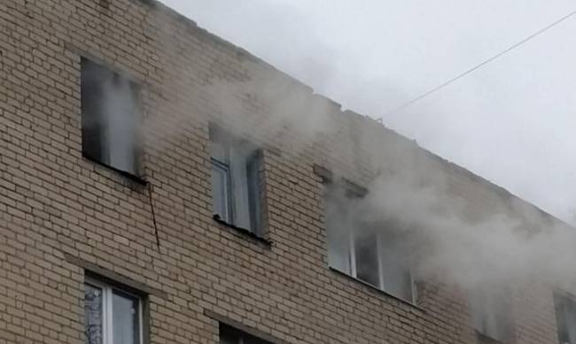 В Мелитополе горит общежитие - ФОТО фото