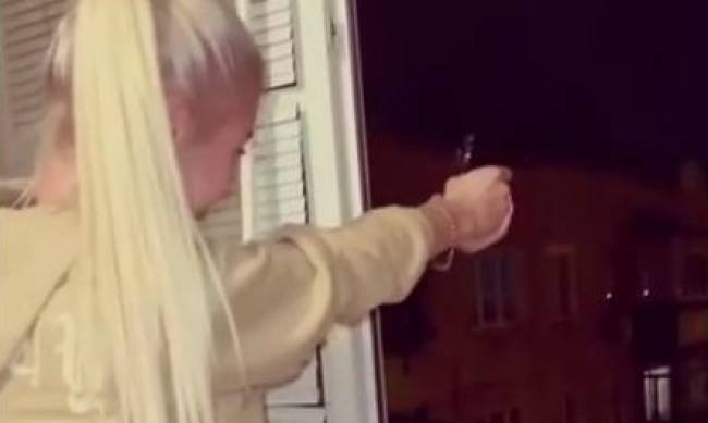 В Харькове девушка стреляла из окна многоэтажки на Новый год, записывая радостное видео фото