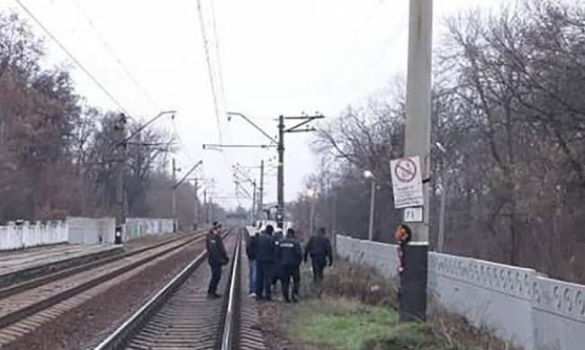 В Запорожье скорый поезд сбил насмерть мужчину: подробности  фото