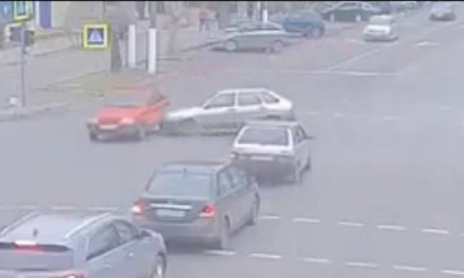 В Мелитополе два ВАЗа не разминулись на перекрестке  фото