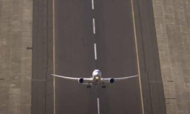 Потеряна связь с Boeing 737-500: самолет упал на 3 километра за минуту: обновлено фото