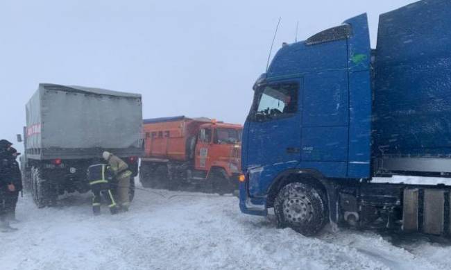 В двух областях Украины срочно запретили передвижение грузовиков из-за надвигающихся снегопадов фото