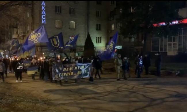 В Запорожье прошло факельное шествие памяти героев Крут  фото