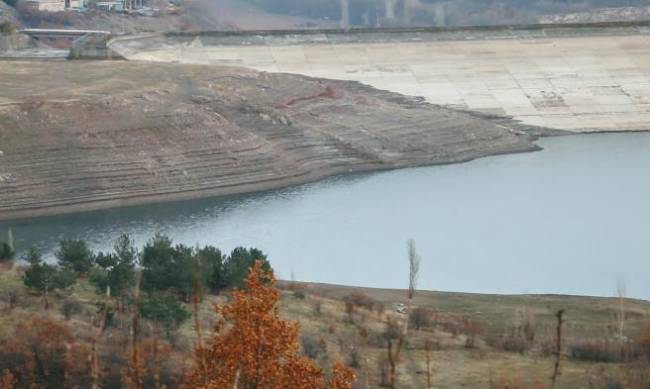 В оккупированном Крыму гибнет еще одно водохранилище - осадки не спасают фото