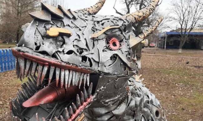 Одним шедевром больше: в Запорожской области создали динозавра из металла  фото