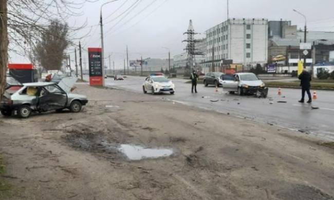 В Запорожье на Набережной столкнулись автомобили: есть пострадавшие фото